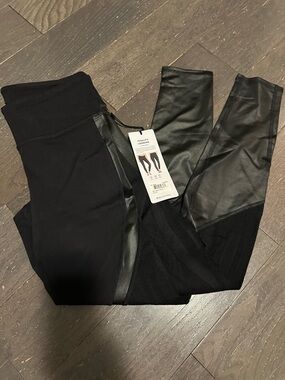 Alo Yoga Vitality Legging Black Glossy Lace Detail Size M NWT